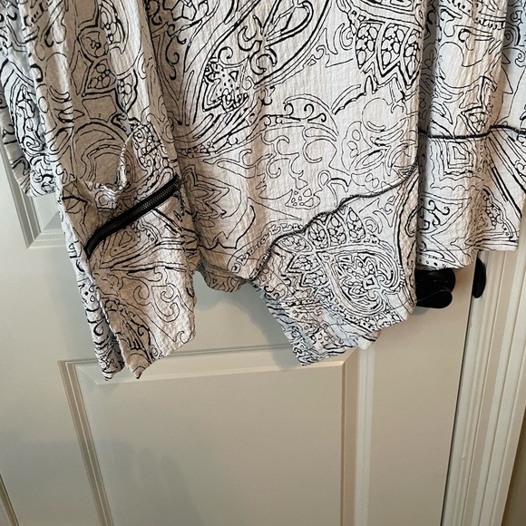 Gently worn Ali Miles top with a pocket on the bottom of the top - Picture 5 of 8